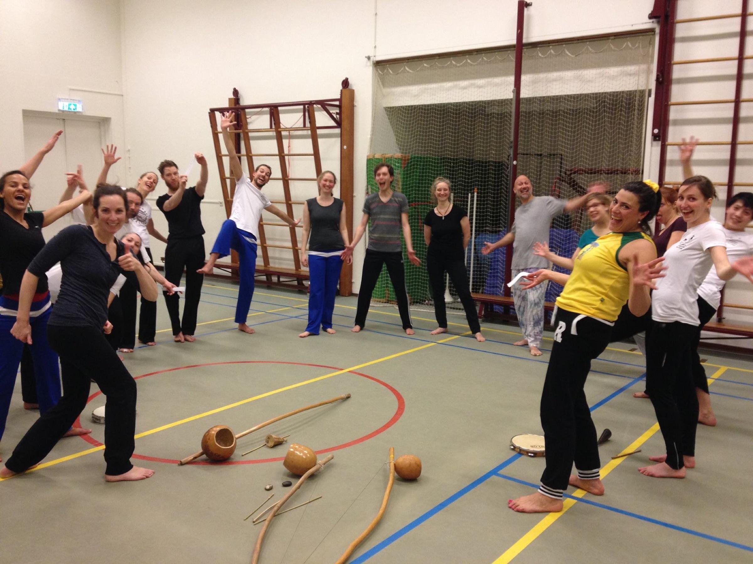 A roda after class, the whole group laughing together